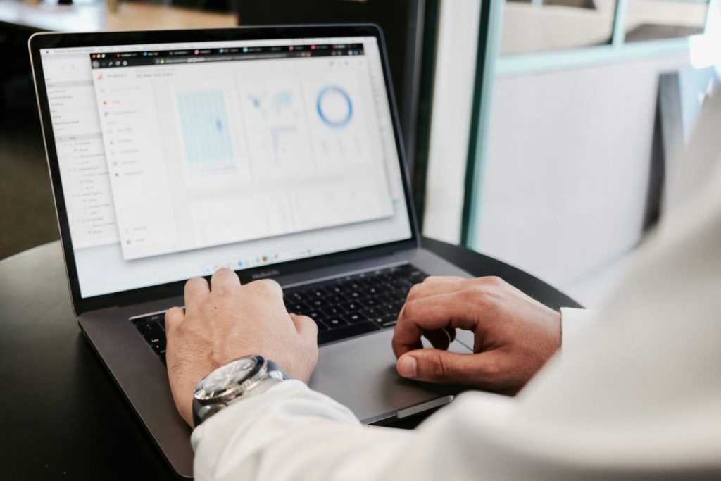 Person, die ein MacBook Pro benutzt