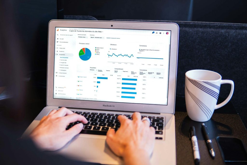 Person, die ein MacBook Pro auf einem schwarzen Tisch benutzt